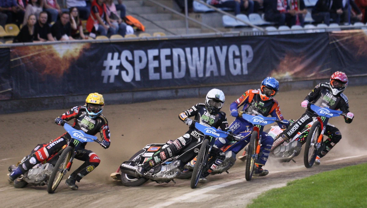 Szwed Fredrik Lindgren wygrał w sobotę czwartą eliminację żużlowej Grand Prix w Gorzowie Wielkopolskim. Drugie miejsce zajął Duńczyk Leon Madsen, a trzeci był Australijczyk Jason Doyle. Bartosz Zmarzlik i Maciej Janowski zakończyli rywalizację w półfinałach zajmując odpowiednio piąte i ósme miejsce.