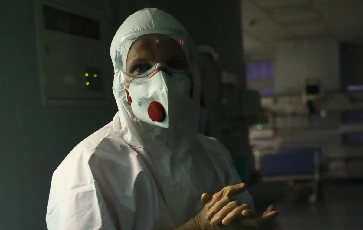 Ministerstwo Zdrowia poinformowało w niedzielę o 502 nowych, potwierdzonych przypadkach koronawirusa w Polsce. 6 zmarło. Łącznie w naszym kraju od początku trwania epidemii zaraziło się 74 152 osób, a 2 188 nie żyje.