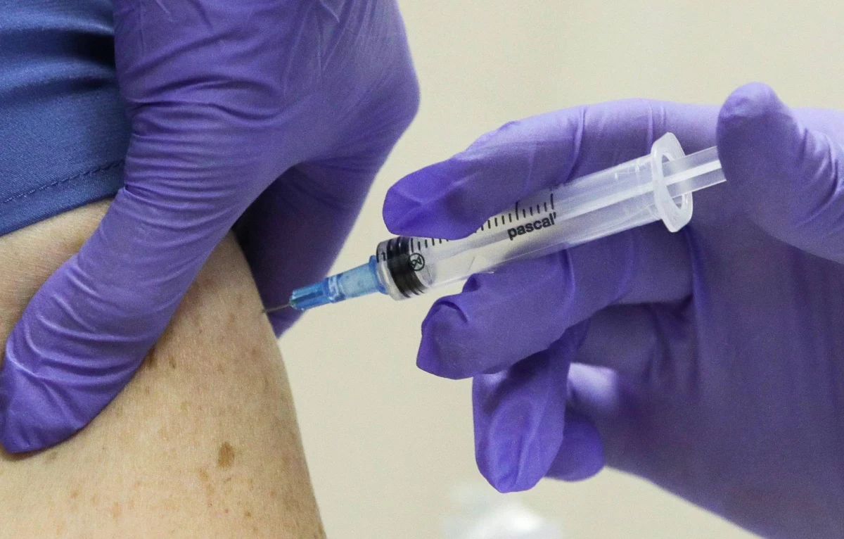 ​Trzy czwarte mieszkańców najbogatszych krajów na świecie skorzystałoby ze szczepionki na Covid-19, jeśli tylko taka byłaby dostępna - wynika z badań Ipsos na zlecenie Światowego Forum Ekonomicznego. Najbardziej sceptyczni wobec szczepienia są Polacy, Węgrzy i Rosjanie.