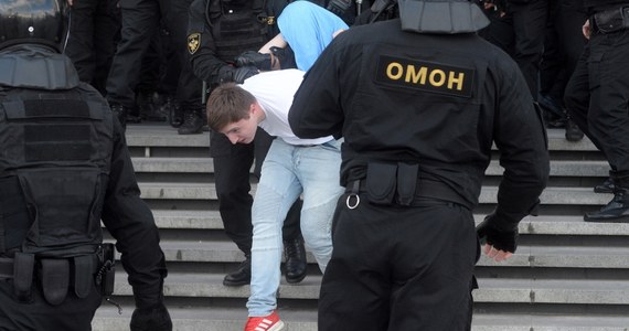 O rozpędzaniu w różnych miejscach Mińska grup demonstrantów kierujących się do centrum miasta i zatrzymaniach informują w niedzielę białoruskie media niezależne. W Mińsku wyłączono mobilny internet - podała „Nasza Niwa” na Telegramie.