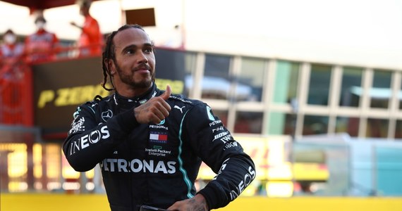 Brytyjczyk Lewis Hamilton (Mercedes) wygrał wyścig Formuły 1 o Grand Prix Toskanii na torze Mugello. Broniący tytułu sześciokrotny mistrz świata odniósł 90. zwycięstwo w karierze. Rywalizacja była trzykrotnie przerywana z powodu kraks.