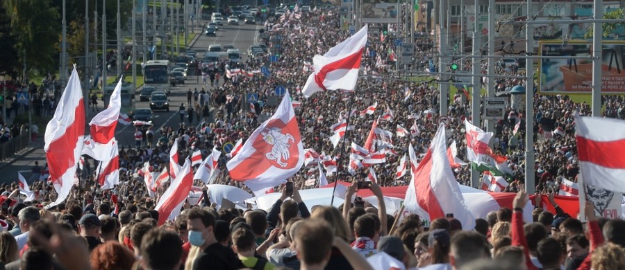 Ponad 400 osób zatrzymano w niedzielę podczas protestów w Mińsku - poinformowało Ministerstwo Spraw Wewnętrznych Białorusi. Resort potwierdził też, że milicjant w stolicy oddał strzał ostrzegawczy w powietrze. Według szacunków agencji Interfax-Zapad w pochodzie wzięło udział ponad 150 tysięcy ludzi.