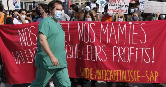 Około 4 tys. pracowników służby zdrowia demonstrowało w niedzielę w Brukseli, domagając się zwiększenia funduszy na finansowanie systemu opieki zdrowotnej w dotkniętej pandemią koronawirusa Belgii - poinformowała agencja Reutera.