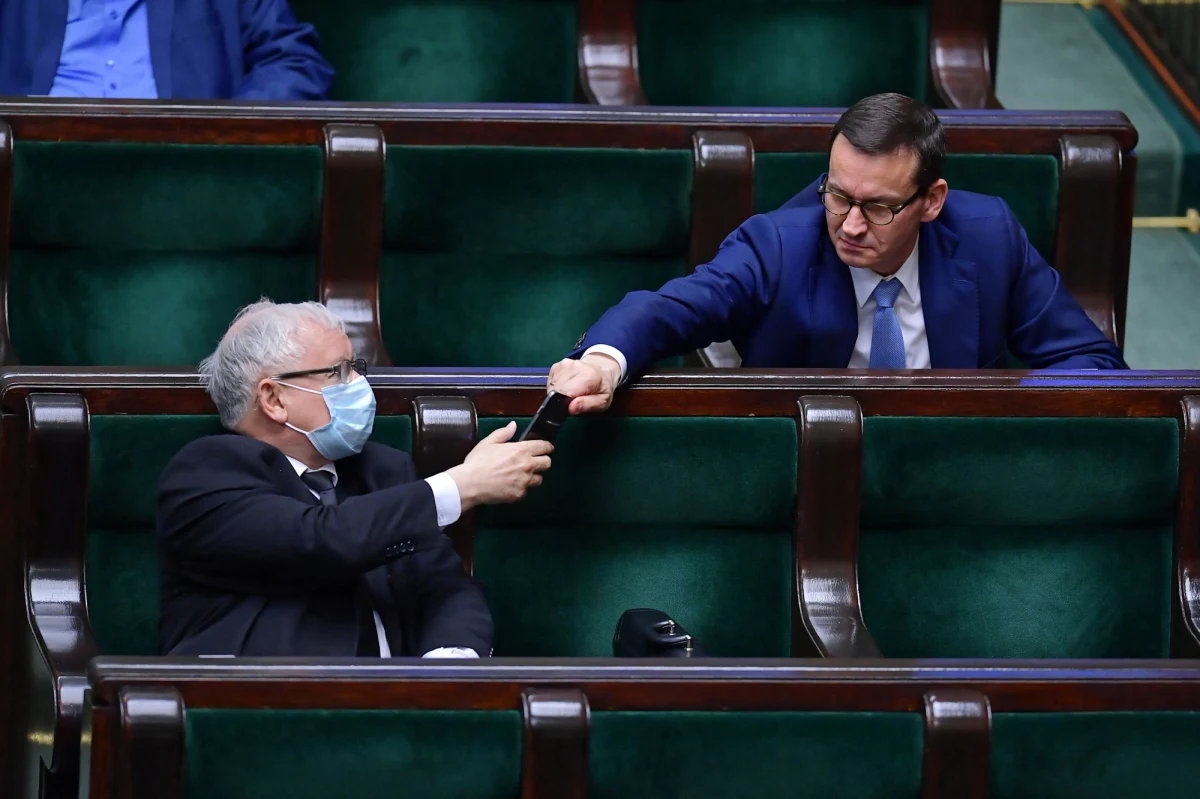 Zakaz hodowli zwierząt na futra to kwestia naszej wrażliwości, to zwykła ludzka przyzwoitość - mówił premier Mateusz Morawiecki w zamieszczonym na Twitterze filmie. Szef rządu odpowiedział w ten sposób na nominowanie go przez prezesa PiS Jarosława Kaczyńskiego do akcji #StopFurChallenge.