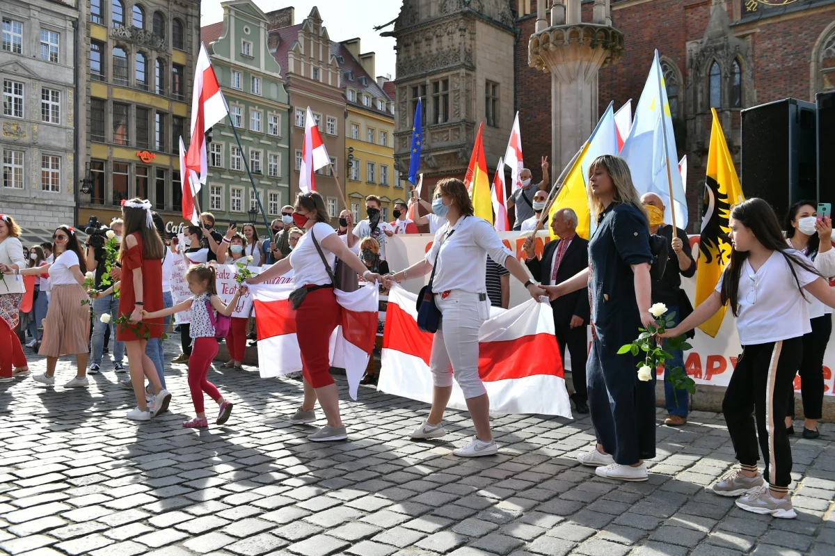 Białoruski śledczy, który zasłynął wypowiedzeniem posłuszeństwa prezydentowi tego kraju, poprosił o azyl w Polsce. "Na pewno nie będę mógł wrócić na Białoruś. Nie wiadomo jak długa obecna władza się utrzyma" - mówi Andriej Astapowicz, który w połowie sierpnia odszedł ze służby, apelując do innych funkcjonariuszy, żeby zrobili podobnie i razem z nim "wypędzili dyktatora". 
