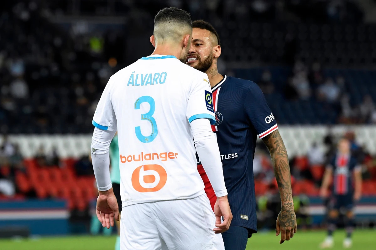 Brazylijski piłkarz Paris Saint Germain Neymar został w niedzielę wyrzucony z boiska w meczu z Olympique Marsylia (0:1), a potem oskarżył Alvaro Gonzaleza o rasizm. "Żałuję, że nie dałem mu w twarz" - napisał na Twitterze. 