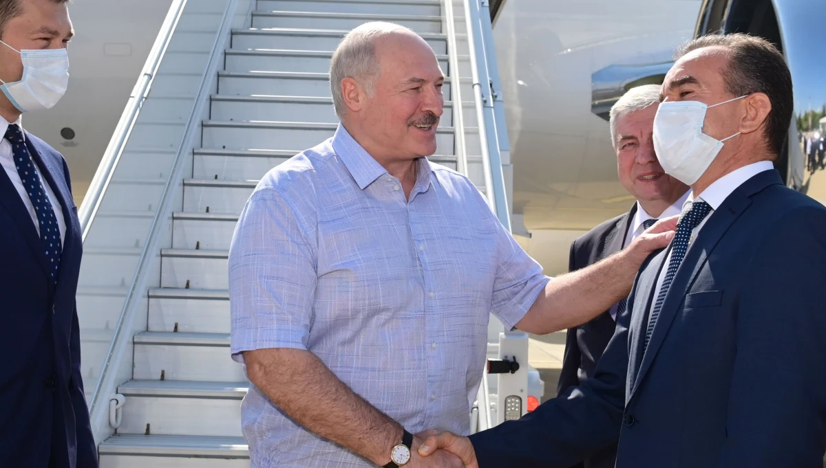 “Łukaszenka jest słabszy niż kiedykolwiek, a tym samym jego pozycja negocjacyjna wobec Moskwy jest słabsza. Wiemy, że od dłuższego czasu Kreml żąda od niego zgody na kolejne porozumienie integracyjne” – mówił w Popołudniowej rozmowie w RMF FM zastępca dyrektora Ośrodka Studiów Wschodnich Wojciech Konończuk. “Pomoc rosyjska będzie miała swoją cenę i Łukaszenka będzie ją musiał zapłacić i to pod warunkiem, że on utrzyma się przy władzy” – dodał.