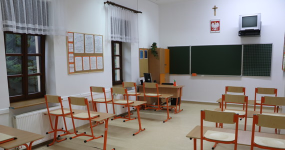 Co najmniej 5 tysięcy nauczycieli nie wróciło po wakacjach do szkół - alarmuje Związek Nauczycielstwa Polskiego. Do ZNP docierają sygnały o obawach starszych nauczycieli przed powrotem do szkół w dobie pandemii koronawirusa.