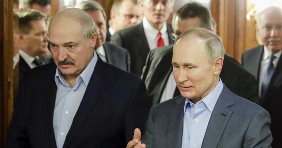 "Białorusini powinni sami poradzić sobie z sytuacją w swoim kraju" - stwierdził prezydent Rosji Władimir Putin w czasie rozmów w Soczi z białoruskim przywódcą. Alaksandr Łukaszenka przekonywał z kolei, że białoruska opozycja nie przekroczyła na razie czerwonej linii. Przywódcy ustalili m.in., że Moskwa udzieli Mińskowi kredytu sięgającego 1,5 miliarda dolarów.