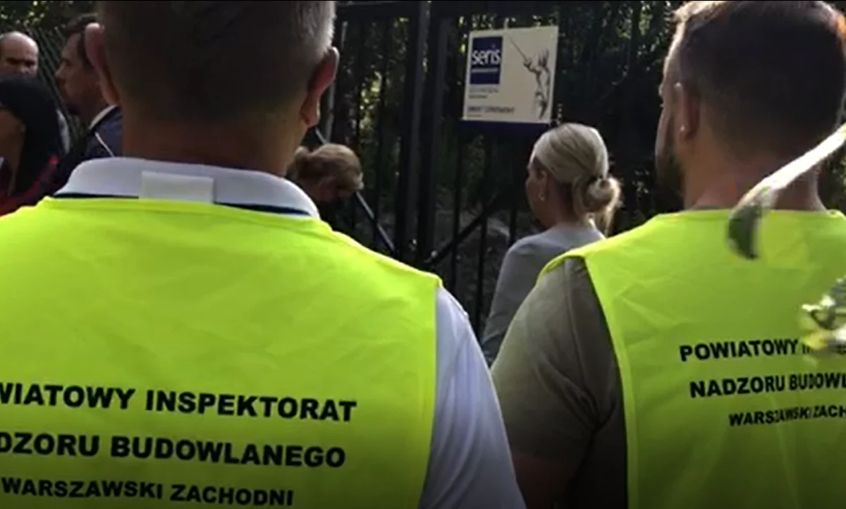 W asyście policji inspektorzy nadzoru budowlanego rozpoczęli kontrolę na terenie planowanej budowy osiedla domów w Lesie Bemowskim koło Warszawy. Inwestycja budzi olbrzymie kontrowersje, bo deweloper chce wybudować kilkanaście domów na byłym poligonie wojskowym między dwoma rezerwatami przyrody, w otulinie Kampinoskiego Parku Narodowego. Próbuje wykorzystać przepisy ustawy anty-covidowej, która wyłączyła część przepisów prawa budowlanego. 