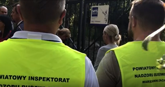 W asyście policji inspektorzy nadzoru budowlanego rozpoczęli kontrolę na terenie planowanej budowy osiedla domów w Lesie Bemowskim koło Warszawy. Inwestycja budzi olbrzymie kontrowersje, bo deweloper chce wybudować kilkanaście domów na byłym poligonie wojskowym między dwoma rezerwatami przyrody, w otulinie Kampinoskiego Parku Narodowego. Próbuje wykorzystać przepisy ustawy anty-covidowej, która wyłączyła część przepisów prawa budowlanego. 