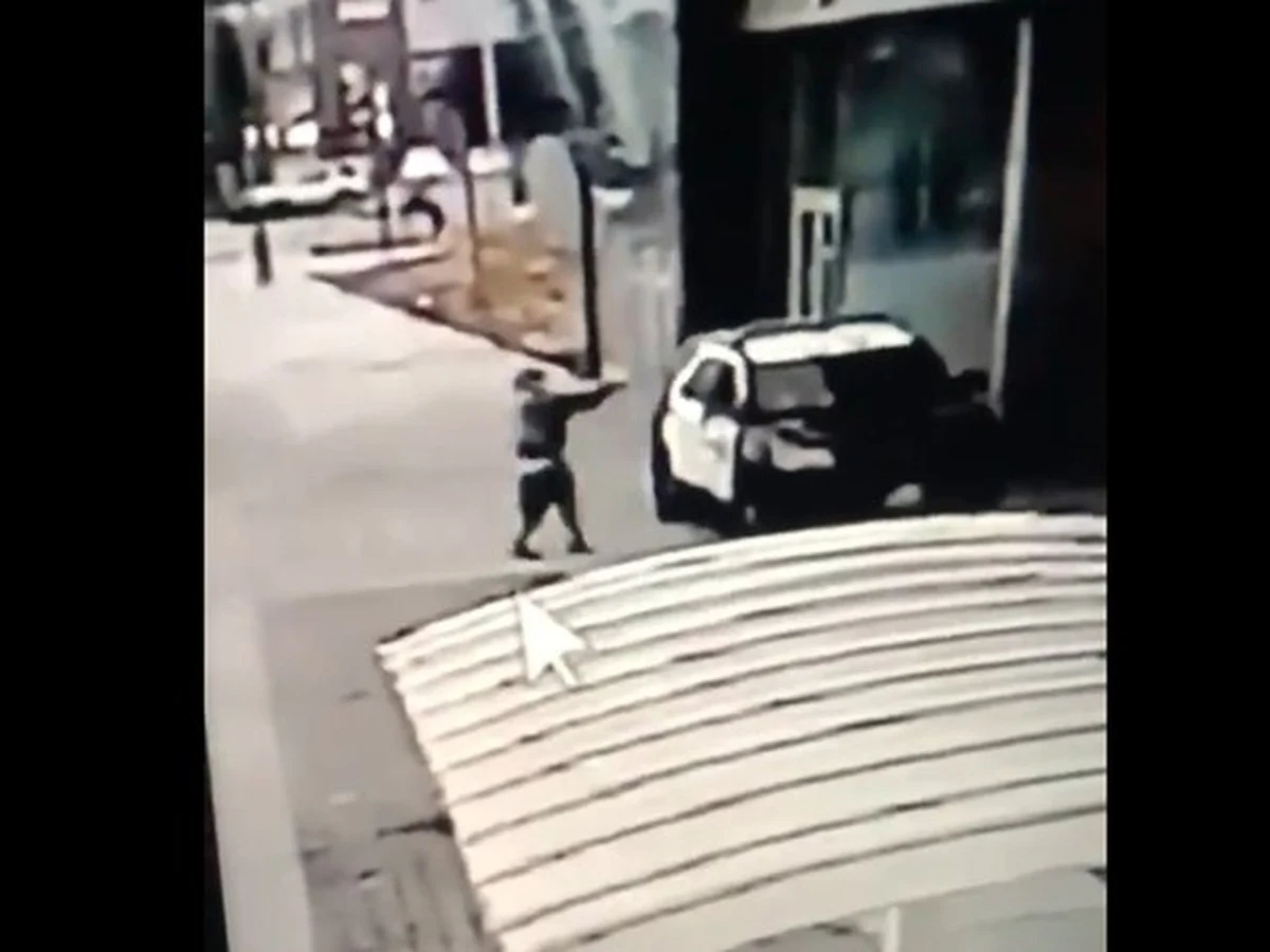 Policja w Los Angeles ogłosiła nagrodę 100 tys. dolarów za informacje o napastniku, który w weekend postrzelił w Compton dwoje zastępców szeryfa. Stan zdrowia rannych funkcjonariuszy poprawia się.