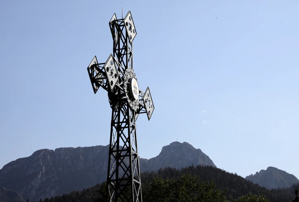 We wszystkich kościołach dekanatu zakopiańskiego w poniedziałek odbyły się modlitwy, aby przeprosić Boga za bluźnierstwa i znieważenie krzyża na Giewoncie przez powieszenie na nim flagi LGBT.