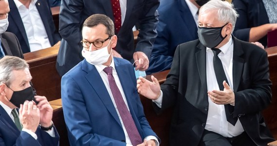 39 proc. Polaków, którzy zadeklarowali gotowość wzięcia udziału w wyborach do Sejmu, zamierzało we wrześniu głosować na PiS wraz z Solidarną Polską i Porozumieniem - wynika z sondażu Kantar. 26 proc. chciało poprzeć KO, 11 proc. - Ruch Polska 2050 Szymona Hołowni, a 6 proc. - Konfederację. 