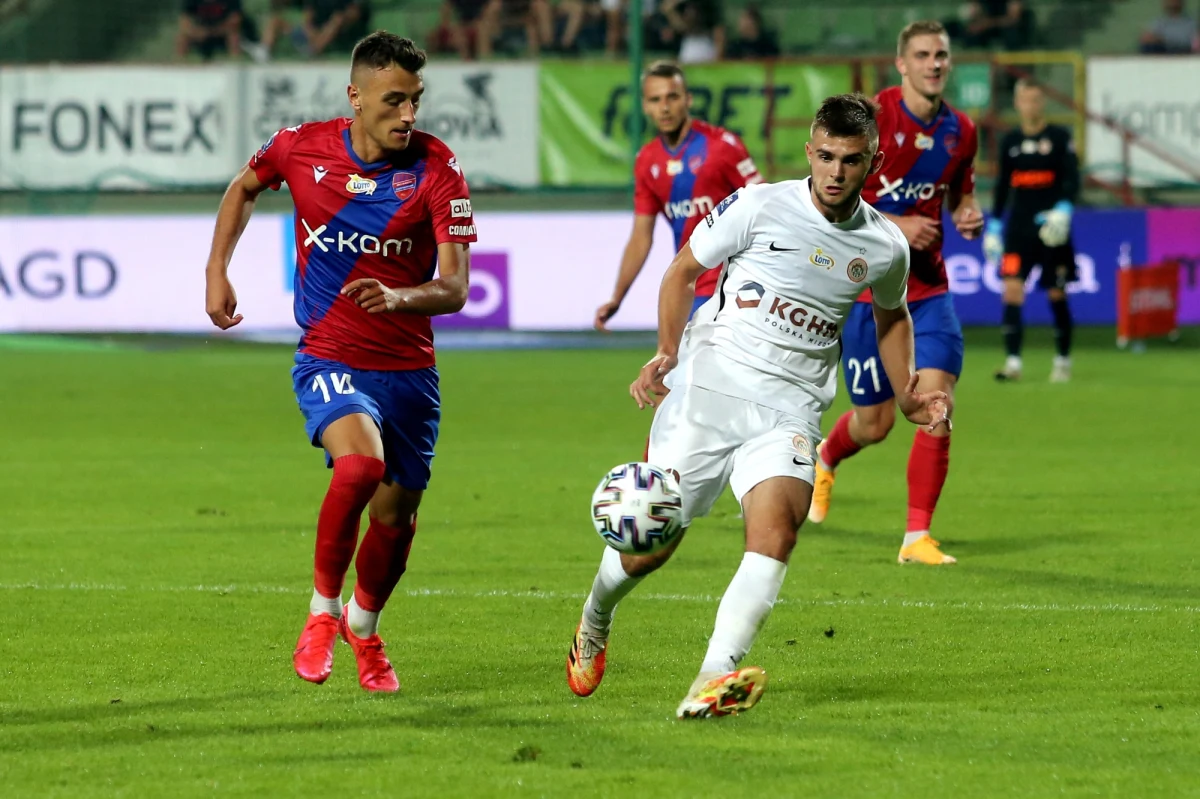 Drugie zwycięstwo w trzecim występie w obecnym sezonie ekstraklasy odnieśli piłkarze Rakowa Częstochowa. Zagłębie Lubin w Bełchatowie poniosło natomiast pierwszą porażkę w rozgrywkach.