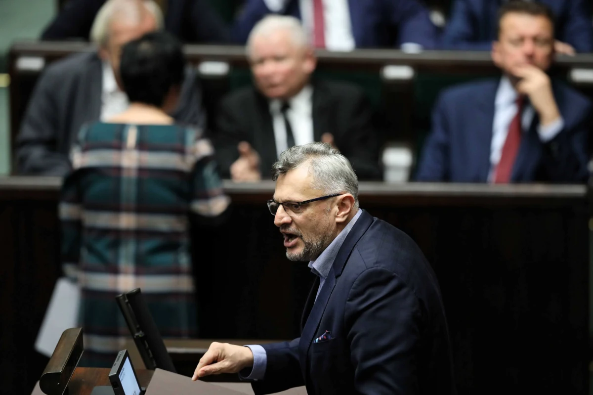 "Sprawa hodowli zwierząt futerkowych ma przykryć to, co dzieje się w budżecie państwa" - przekonywał poseł Koalicji Obywatelskiej Tomasz Lenz, komentując na konferencji prasowej zgłoszonych przez PiS projekt "Piątka dla zwierząt". Podkreślał, że zakaz hodowli zwierząt futerkowych wpłynie negatywnie na cały przemysł mięsny w Polsce. Retorycznie pytał również: jeżeli państwa takie jak Dania nie zakazują hodowli zwierząt futerkowych, "to czemu my mamy być (…) frajerami i podejmować takie decyzje?".