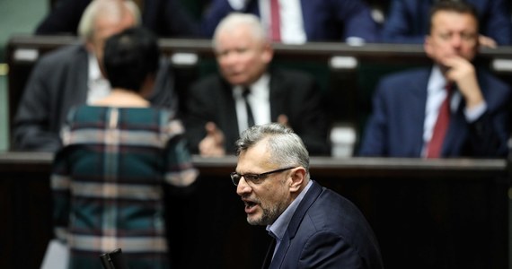 "Sprawa hodowli zwierząt futerkowych ma przykryć to, co dzieje się w budżecie państwa" - przekonywał poseł Koalicji Obywatelskiej Tomasz Lenz, komentując na konferencji prasowej zgłoszonych przez PiS projekt "Piątka dla zwierząt". Podkreślał, że zakaz hodowli zwierząt futerkowych wpłynie negatywnie na cały przemysł mięsny w Polsce. Retorycznie pytał również: jeżeli państwa takie jak Dania nie zakazują hodowli zwierząt futerkowych, "to czemu my mamy być (…) frajerami i podejmować takie decyzje?".