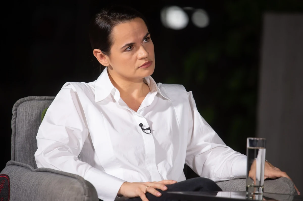 "Jako naród przekroczyliśmy punkt, z którego nie ma powrotu. Łukaszenka nie ma przyszłości jako przywódca tego kraju" - powiedziała w rozmowie z "Washington Post" - Swiatłana Cichanouska. Według białoruskiej opozycjonistki i kandydatki na fotel prezydenta w ostatnich wyborach, Białorusini jednoczą się w bezprecedensowym masowym ruchu na rzecz demokracji. "Im bardziej dyktator Alaksander Łukaszenka stara się utrzymać swoją władzę, dodaje, tym bardziej ona słabnie"- zaznacza. 


