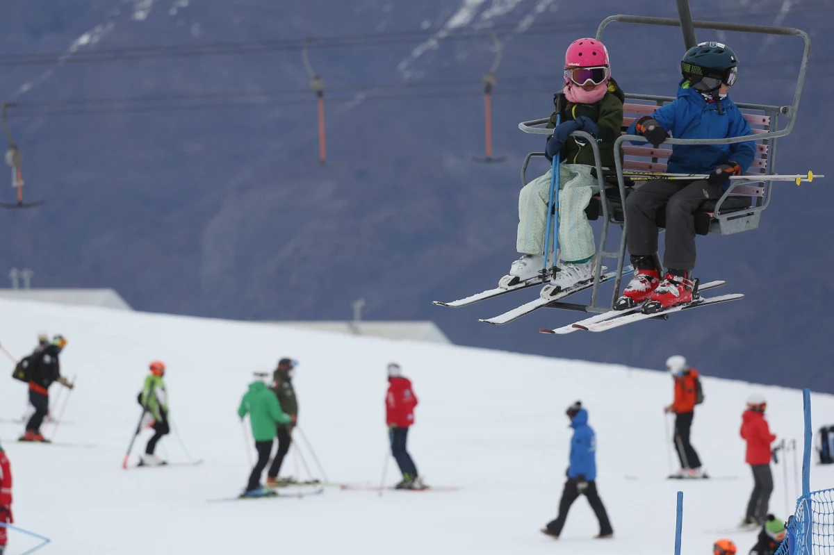 Synoptycy z AccuWeather przyznają już teraz, że zima stulecia nam nie grozi. Według prognoz meteorologów czekają nas zarówno ciepłe i słoneczne, jak i deszczowe dni. Możemy spodziewać się również opadów śniegu i ujemnych temperatur - jak to podczas zimowych miesięcy. 