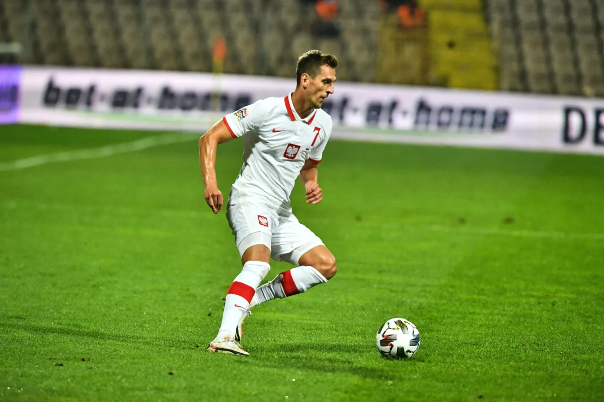 Arkadiusz Milik jest o krok od opuszczenia Napoli. Jak sugerują włoscy dziennikarze – zespół z Neapolu porozumiał się już z Romą co do transferu polskiego napastnika. Jeśli stołeczny zespół pozyska Polaka, będzie mógł sprzedać Edina Dżeko, którym ma być zainteresowany Juventus.