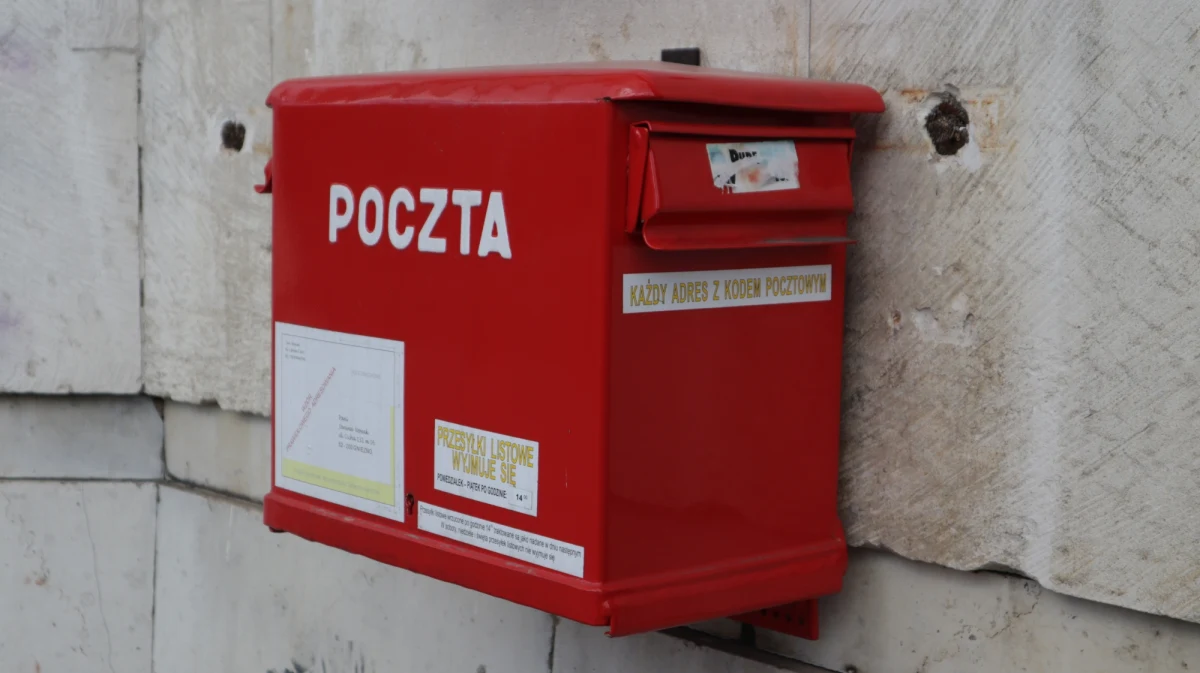 Decyzja premiera - zobowiązująca Pocztę Polską do przygotowania prezydenckich wyborów kopertowych z 10 maja - jest nieważna i stanowi rażące naruszenie prawa - orzekł Wojewódzki Sąd Administracyjny w Warszawie. Rzecznik rządu, Piotr Müller postanowienie sądu uznał za "zaskakujące". "Po zapoznaniu się z uzasadnieniem wyroku WSA będziemy rozważać środki odwoławcze" - zapewnił.