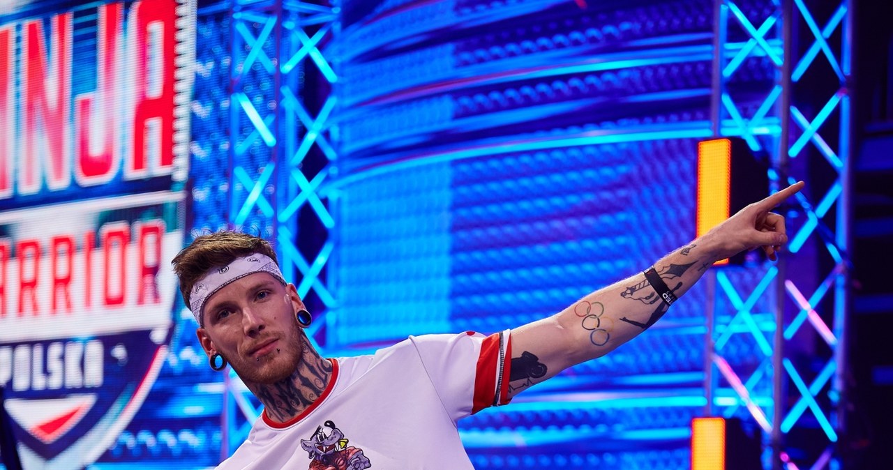 W ostatni piątek zrezygnował z udziału w "Tańcu z Gwiazdami", ale już we wtorek, 15 września, zobaczymy go w programie "Ninja Warrior Polska". Znany z pierwszej edycji show Polsatu Sylwester Wilk przyznał jednak, że kilka dni przed nagraniem musiał przeleżeć w łóżku. W dzisiejszym odcinku show zobaczymy również znanego aktora Tomasza Ciachorowskiego.