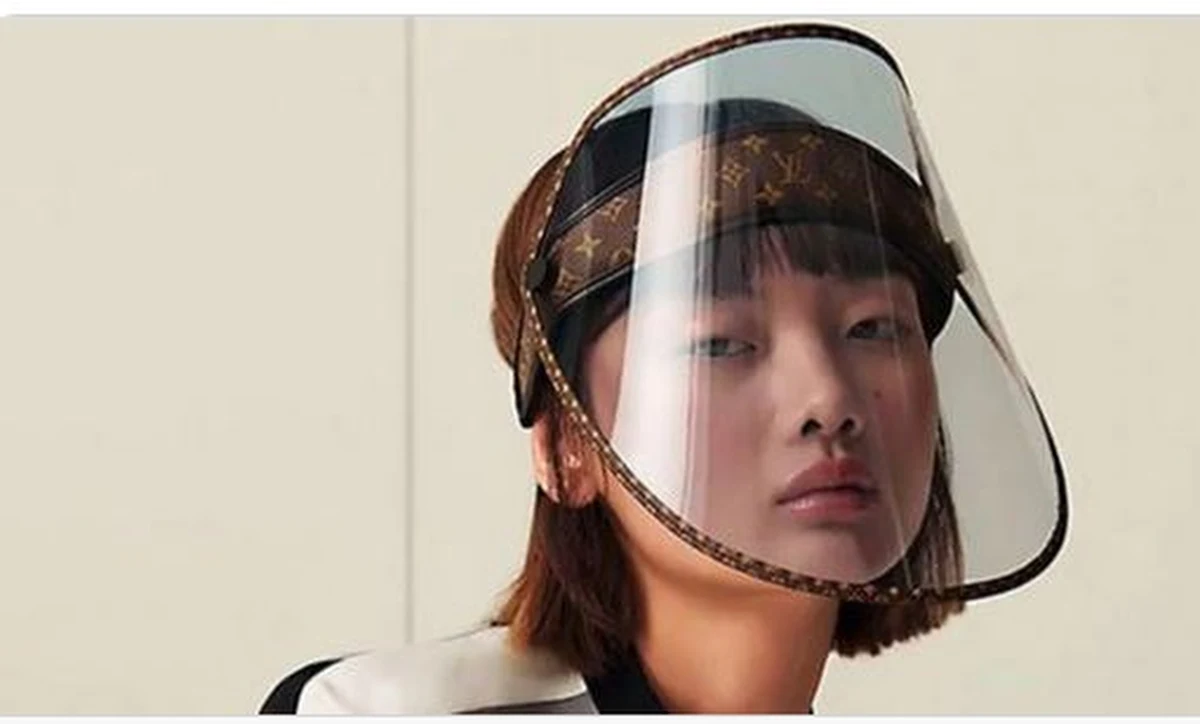 Paryska moda kontra druga fala epidemii koronawirusa. Elegancką, a do tego prawdopodobnie najdroższą przyłbicę ochronną, zamierza wkrótce sprzedawać zamożnym klientkom z całego świata słynny francuski dom mody Louis Vuitton.