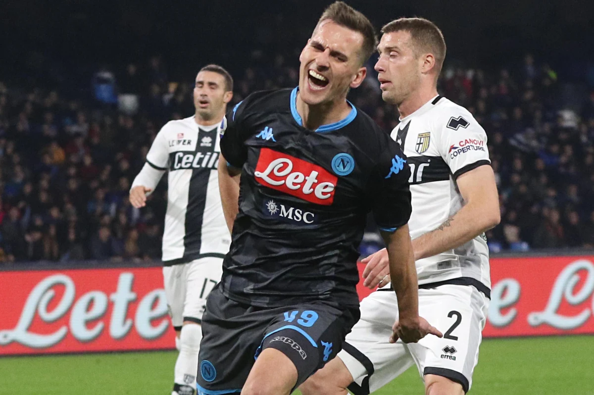 Arkadiusz Milik nie przeniesie się z Napoli do Romy: napastnik nie zgodził się na warunki przedstawione przez rzymski klub - donosi renomowana włoska "La Gazzetta dello Sport". Według dziennika, Roma chciała podpisać z Polakiem 5-letni kontrakt i płacić mu 5 mln euro rocznie.
