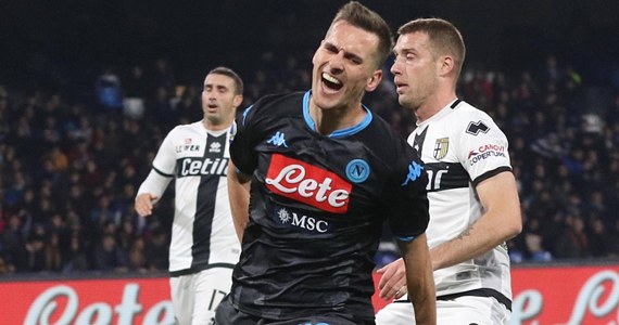 Arkadiusz Milik nie przeniesie się z Napoli do Romy: napastnik nie zgodził się na warunki przedstawione przez rzymski klub - donosi renomowana włoska "La Gazzetta dello Sport". Według dziennika, Roma chciała podpisać z Polakiem 5-letni kontrakt i płacić mu 5 mln euro rocznie.