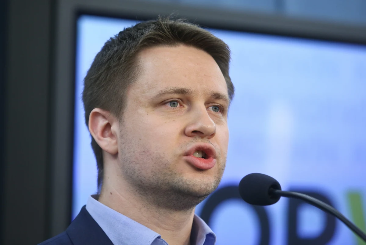 "Osobiście będę rekomendował, aby nasi posłowie nie głosowali za tą ustawą" - tak wiceprezes Porozumienia Robert Anacki odniósł się w Popołudniowej rozmowie w RMF FM do projektu PiS, gwarantującego urzędnikom bezkarność za przestępstwa, jeśli miały one służyć przeciwdziałaniu Covid-19. Zaznaczył, że proponowane zmiany "budzą wiele wątpliwości", a pytany, czy Prawo i Sprawiedliwość konsultowało z Porozumieniem projekt przed zgłoszeniem go, odparł: "Ja osobiście nie słyszałem, by ktoś rozmawiał z nami o tych zmianach". Robert Anacki przyznał również, że "stanowiska jako Porozumienie, jako partia nie wyraziliśmy".