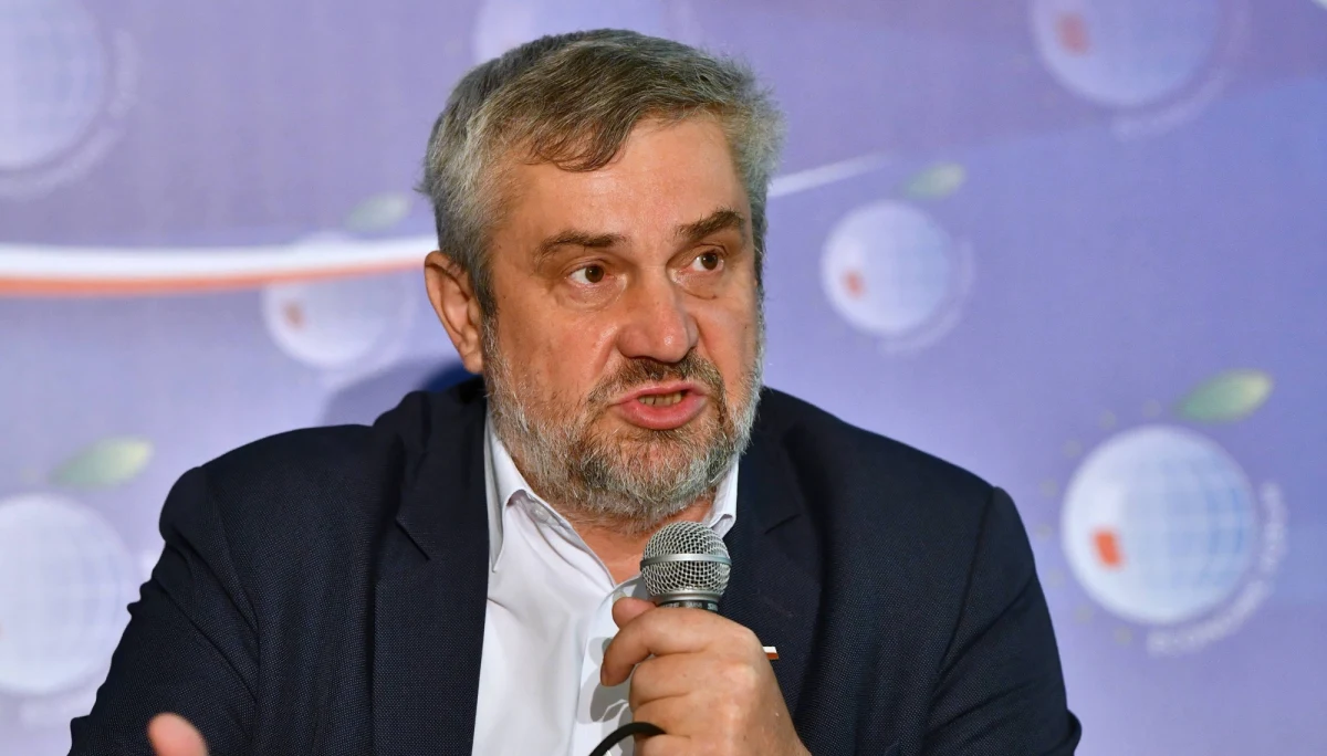 Minister rolnictwa Jan Krzysztof Ardanowski w liście do polityków PiS ostrzega przed poważnymi konsekwencjami politycznymi przyjęcia zmian w ustawie o ochronie zwierząt - informuje we wtorek Onet.pl. Według portalu, Ardanowski napisał, że ustawa trwale zrazi do PiS elektorat wiejski.