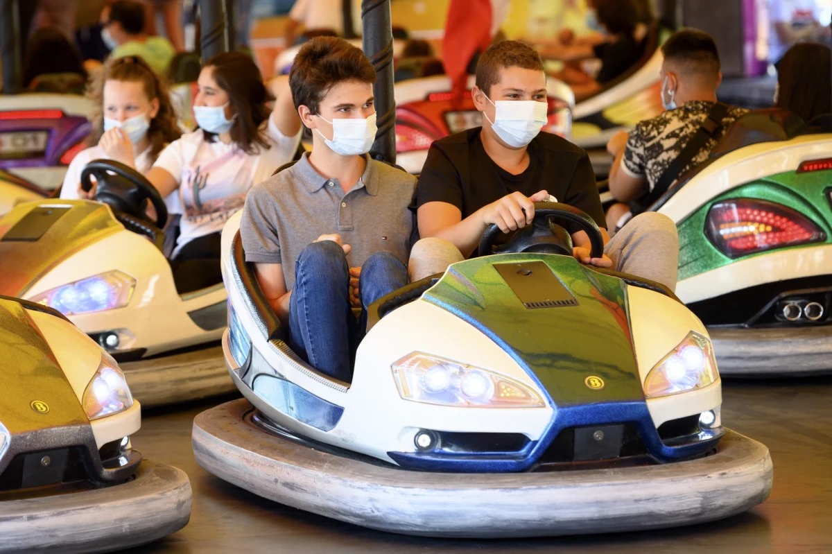 Maski zalecane jako ochrona przeciwko zakażeniom koronawirusem mogą zwiększać odporność organizmu na Covid-19, a także osłabiać objawy tej choroby - wynika z badania opublikowanego w piśmie "The New England Journal of Medicine".