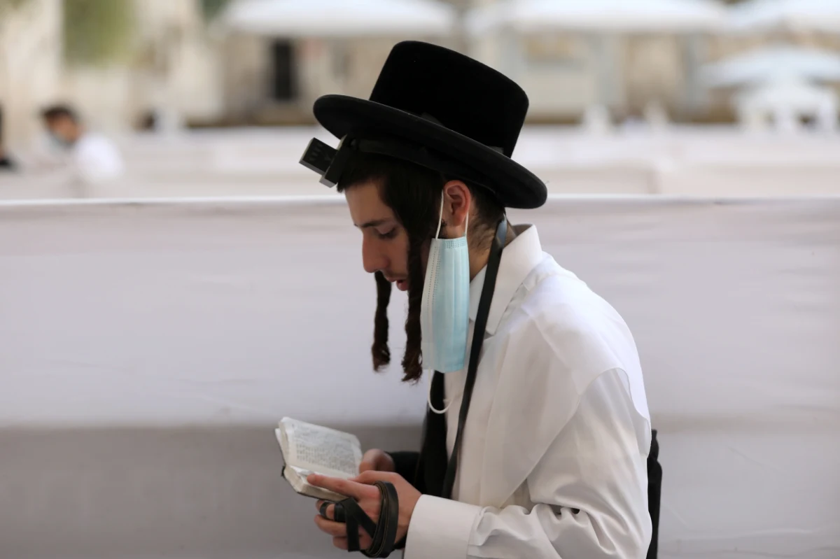 Kilkaset osób utknęło na białorusko-ukraińskiej granicy. To chasydzi z Izraela, którzy mimo zamkniętej ukraińskiej granicy, chcą przedostać się do tego kraju na pielgrzymkę. 