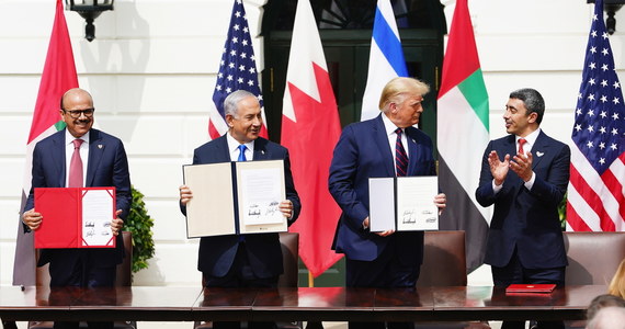 Podczas uroczystej ceremonii w Białym Domu wysłannicy Zjednoczonych Emiratów Arabskich (ZEA) oraz Bahrajnu podpisali porozumienia pokojowe i o normalizacji relacji z Izraelem. To pierwsze państwa z Zatoki Perskiej, które zdecydowały się na taki krok.