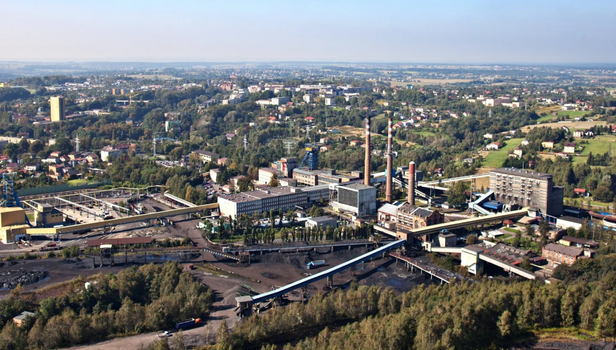 46-letni górnik zginął w kopalni Rydułtowy, będącej częścią kopalni ROW. Pracownik został przysypany skałami stropowymi podczas kontroli podziemnego chodnika. Mimo reanimacji, nie udało się go uratować. Okoliczności wypadku wyjaśnia nadzór górniczy.