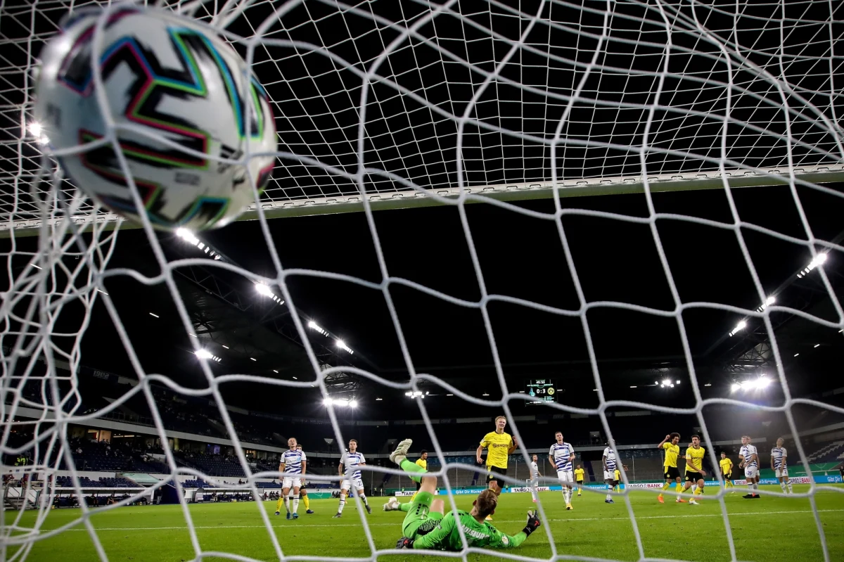 Wszystko wskazuje, że wraz z zaplanowaną na najbliższy weekend inauguracją sezonu piłkarskiej Bundesligi na stadiony w Niemczech wrócą kibice. Taką decyzję - według nieoficjalnych informacji - podjęli przedstawiciele wszystkich 16 landów.