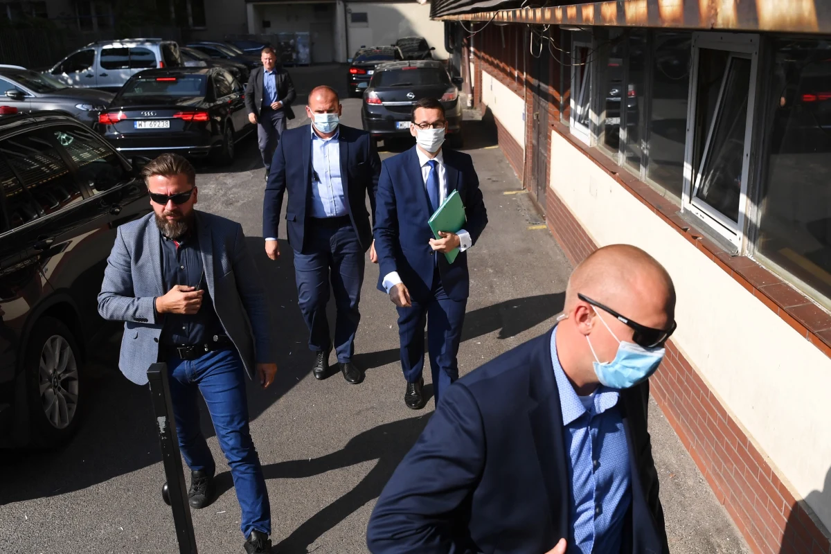 Po ponad pięciu godzinach i bez porozumienia zakończyły się w siedzibie PiS przy ul. Nowogrodzkiej rozmowy liderów Zjednoczonej Prawicy. Negocjacje dotyczą nowej umowy koalicyjnej i planowanej rekonstrukcji rządu. Piąta już tura rozmów zaplanowana została na środowe popołudnie.