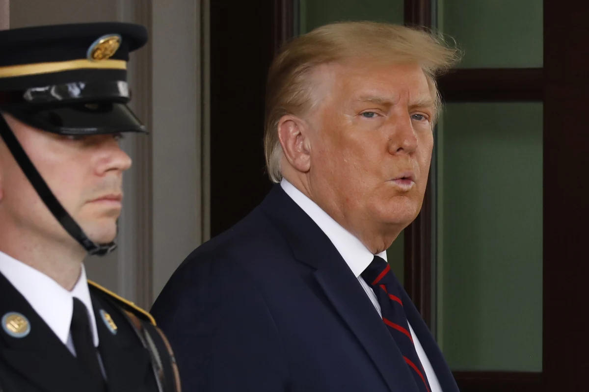 Światowa Organizacja Handlu (WTO) uznała cła o wartości ponad 200 mld dolarów, nałożone przez USA na import z Chin, za nielegalne w świetle zasad organizacji światowego handlu. W odpowiedzi Biały Dom stwierdził, że "WTO jest całkowicie bezradna" wobec chińskich praktyk handlowych.