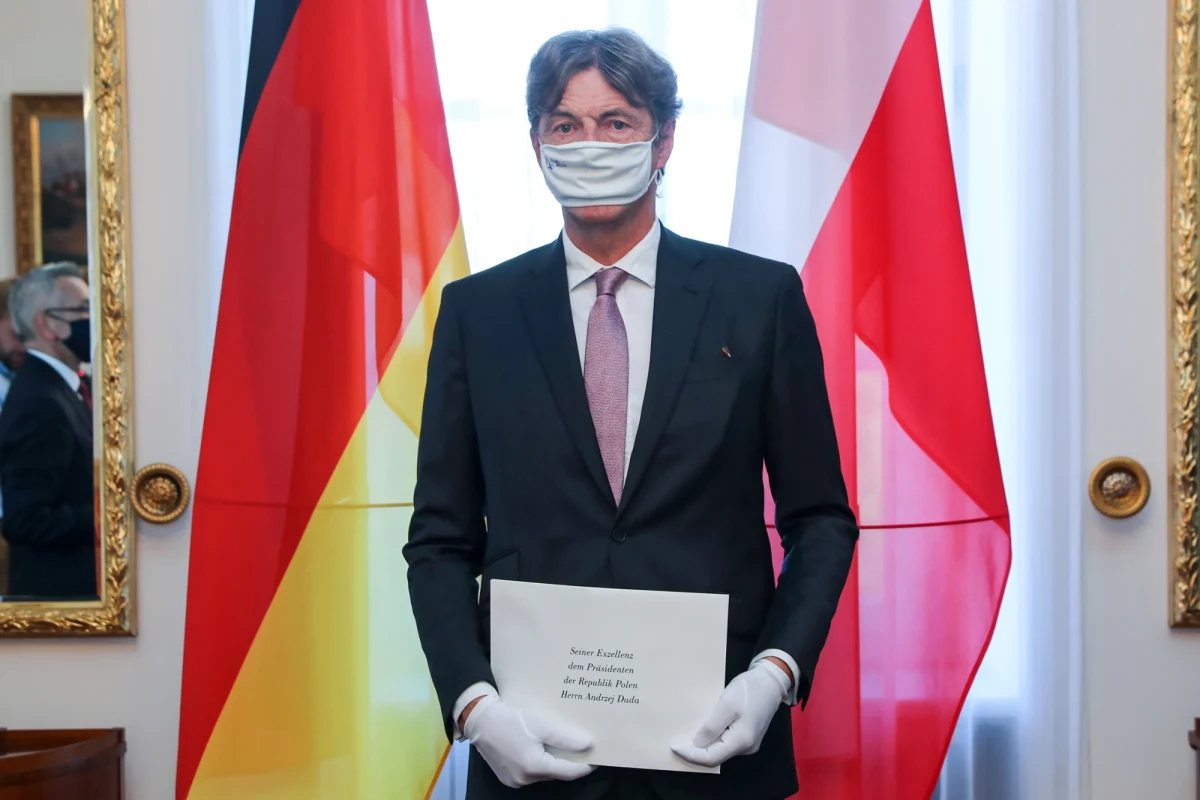 Agenda polsko-niemiecka jest pełna szans i wyzwań; z Polską łączy nas 1000-letnia historia pełna blasków, ale i tragiczna przeszłość, w której wielu Polaków stało się ofiarami zbrodni naszych przodków - stwierdził nowy ambasador Niemiec w Polsce Arndt Freytag von Loringhoven. Prezydent Andrzej Duda przyjął od niego listy uwierzytelniające.