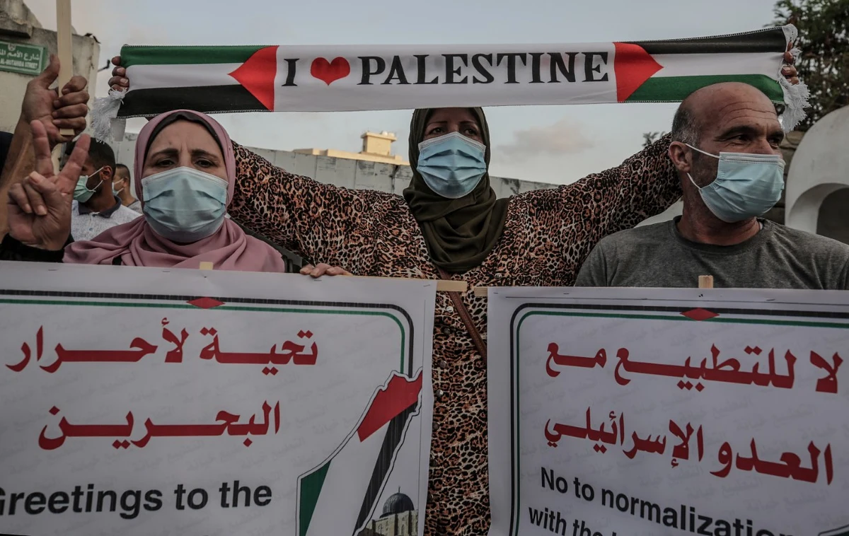 Arabia Saudyjska oświadczyła, że wspiera naród palestyński oraz wszelkie wysiłki zmierzające do znalezienia sprawiedliwego i kompleksowego rozwiązania kwestii palestyńskiej. Jednocześnie rząd nie zgadza się na porozumienie z Izraelem. 