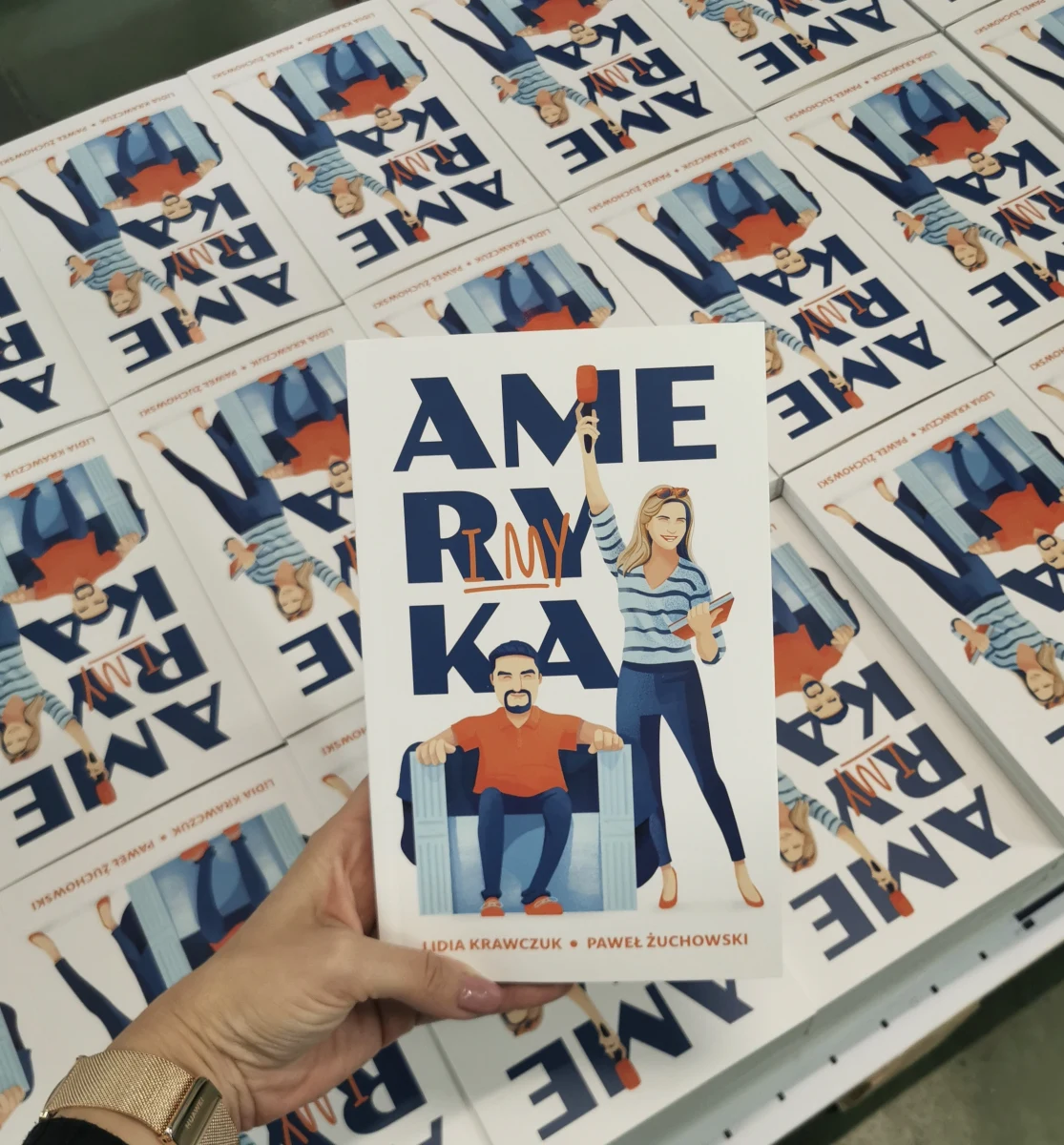 Piszą o Białym Domu, kulisach oscarowych ceremonii, kampaniach wyborczych. Zabierają Was tam, gdzie można wejść mając jedynie dziennikarskie akredytacje. Na rynek trafia dziś książka amerykańskich korespondentów, Lidii Krawczuk z RMF Classic i Pawła Żuchowskiego z RMF FM. Mamy dla Was kilka egzemplarzy. Jak je zdobyć, sprawdźcie poniżej.