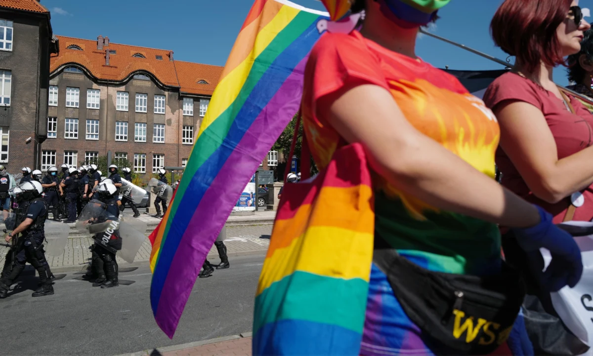Księża w całej Polsce zbierają podpisy pod ustawą Stop LGBT, która ma zakazać Marszów Równości. Biskupi są mocno podzieleni - pisze "Gazeta Wyborcza".