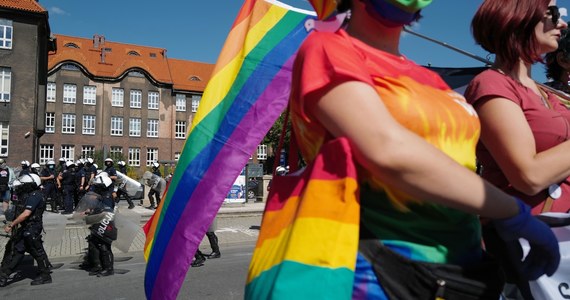 Księża w całej Polsce zbierają podpisy pod ustawą Stop LGBT, która ma zakazać Marszów Równości. Biskupi są mocno podzieleni - pisze "Gazeta Wyborcza".