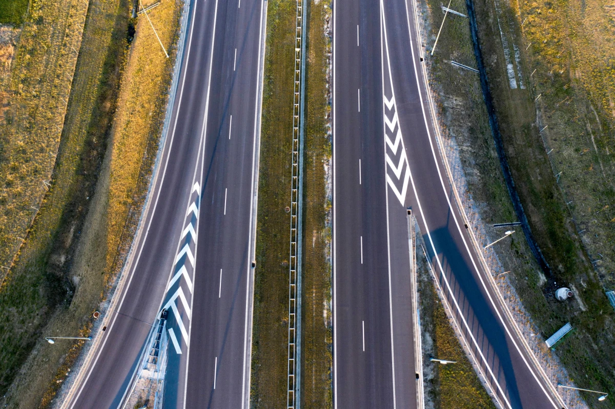 Kierowcy zapłacą więcej za przejazd autostradą A4 na odcinku Kraków - Katowice. Podwyżki obejmą pojazdy z kategorii pierwszej, czyli przede wszystkim samochody osobowe. Podróże będą kosztowały więcej, ale nie we wszystkich przypadkach. 