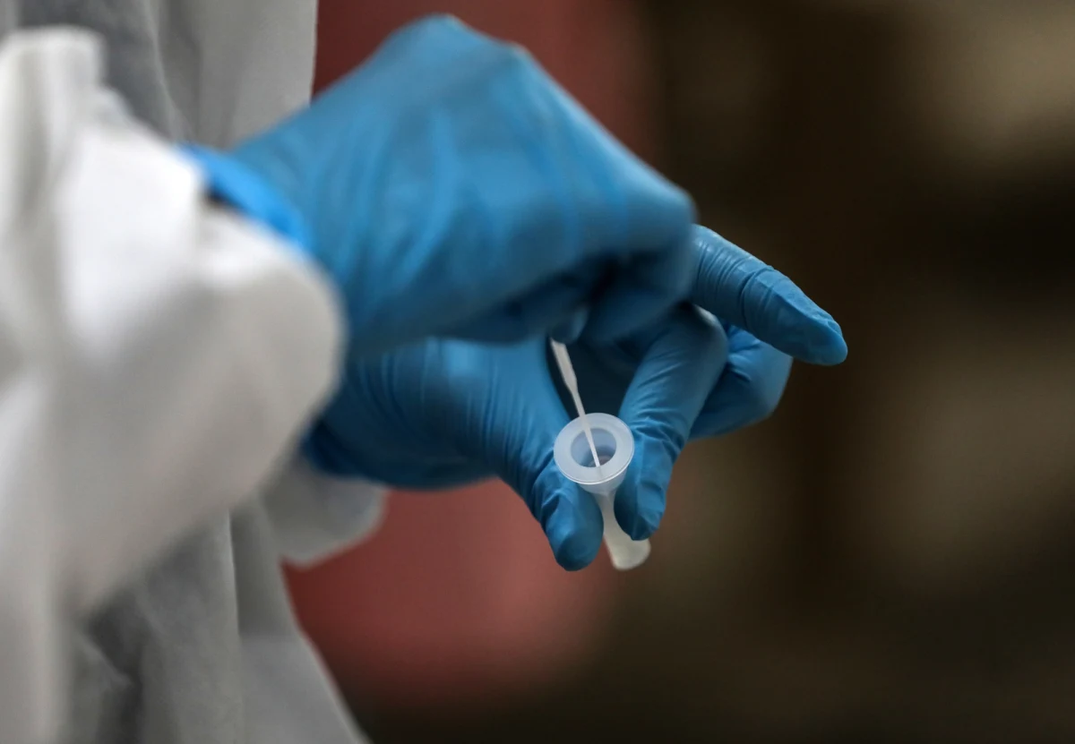 Ministerstwo Zdrowia informuje o kolejnych 600 przypadkach zakażenia koronawirusem. Ostatniej doby zmarło 10 osób. Bilans epidemii koronawirusa w Polsce to 75 734 zakażonych. Zmarło 2 237 z nich.