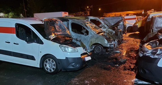 Osiem samochodów spłonęło nad ranem w Bielsku-Białej. Auta, należące do Poczty Polskiej, stały na parkingu PKS. 