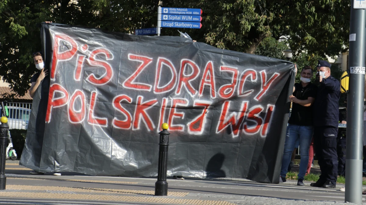 Przed siedzibą PiS-u przy Nowogrodzkiej w Warszawie odbył się protest rolników przeciwko "Piątce dla zwierząt". Dziś po południu projektem mają zająć się posłowie. Jak relacjonuje reporter RMF FM – 4 osobowa delegacja rolników weszła do budynku po negocjacjach z policją. Złożyła "pismo w obronie polskiego rolnictwa". Lider Agrounii Michał Kołodziejczak powiedział, że obrady sejmowe nie zostały przerwane, w związku z czym nikt nie wysłuchał postulatów delegacji. 