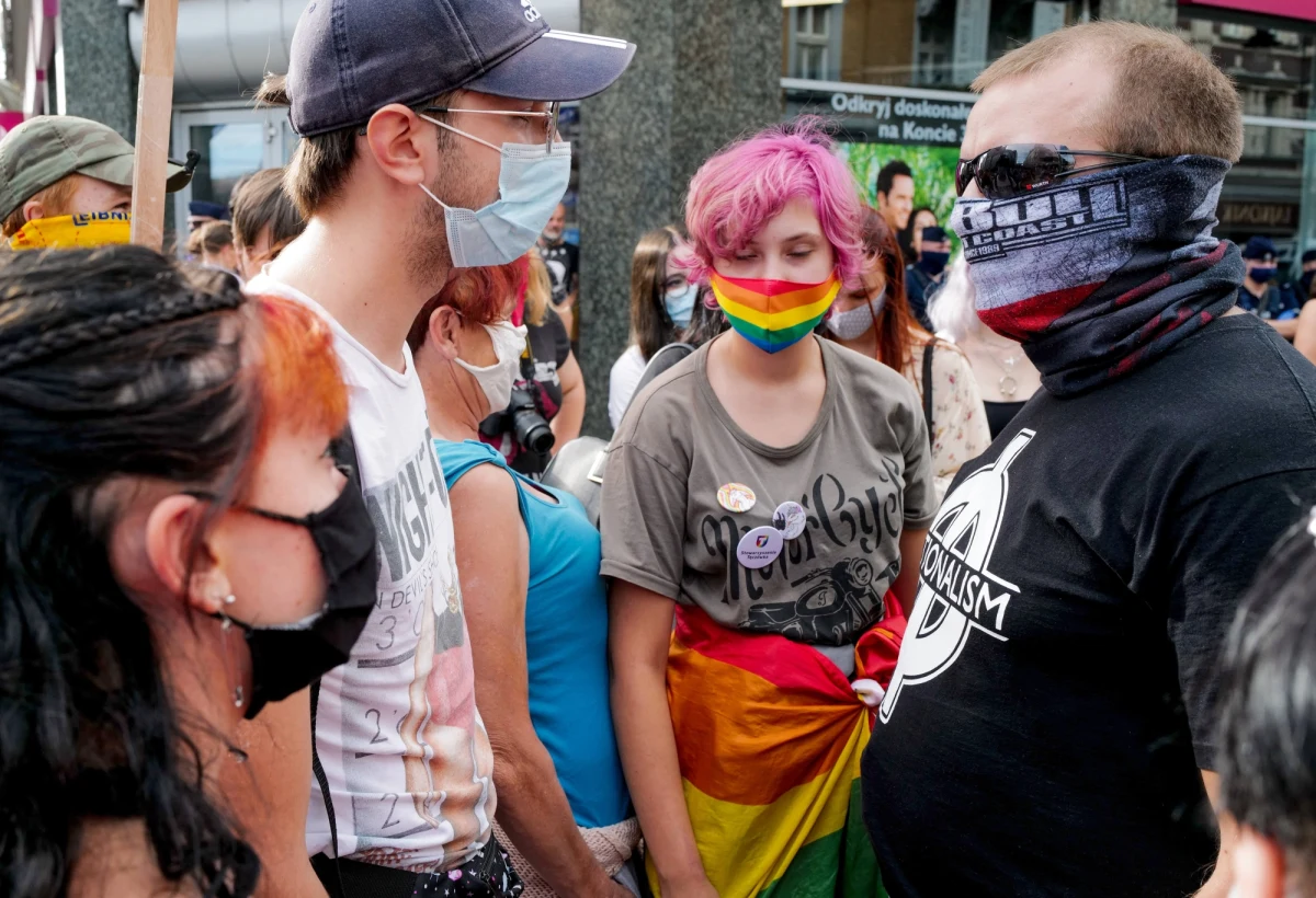 W UE nie ma miejsca na "strefy wolne od LGBT" - powiedziała szefowa KE Ursula von der Leyen, zapowiadając przy tym, że kierowana przez nią instytucja przedstawi wkrótce strategię wzmocnienia praw osób należących do mniejszości seksualnych.
