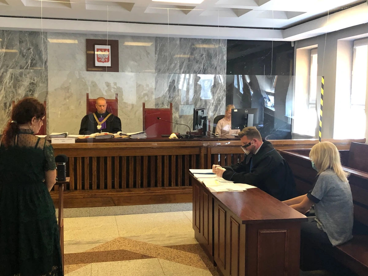 Sąd Rejonowy w Suwałkach uniewinnił ekspedientkę, która w połowie lipca w jednym ze sklepów nie obsłużyła klientki bez maseczki. Wcześniej skazano ją na 100 zł grzywny. Kobieta zaskarżyła orzeczenie i dlatego sprawę skierowano na wokandę.
