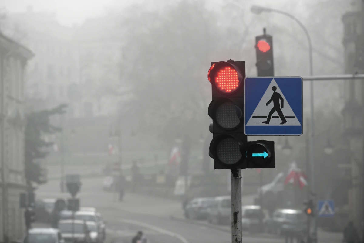 "Ministerstwo Infrastruktury rozpoczęło prace nad nowelizacją rozporządzeń w sprawie znaków i sygnałów drogowych oraz urządzeń bezpieczeństwa ruchu drogowego i warunków ich umieszczania na drogach" - poinformował resort.